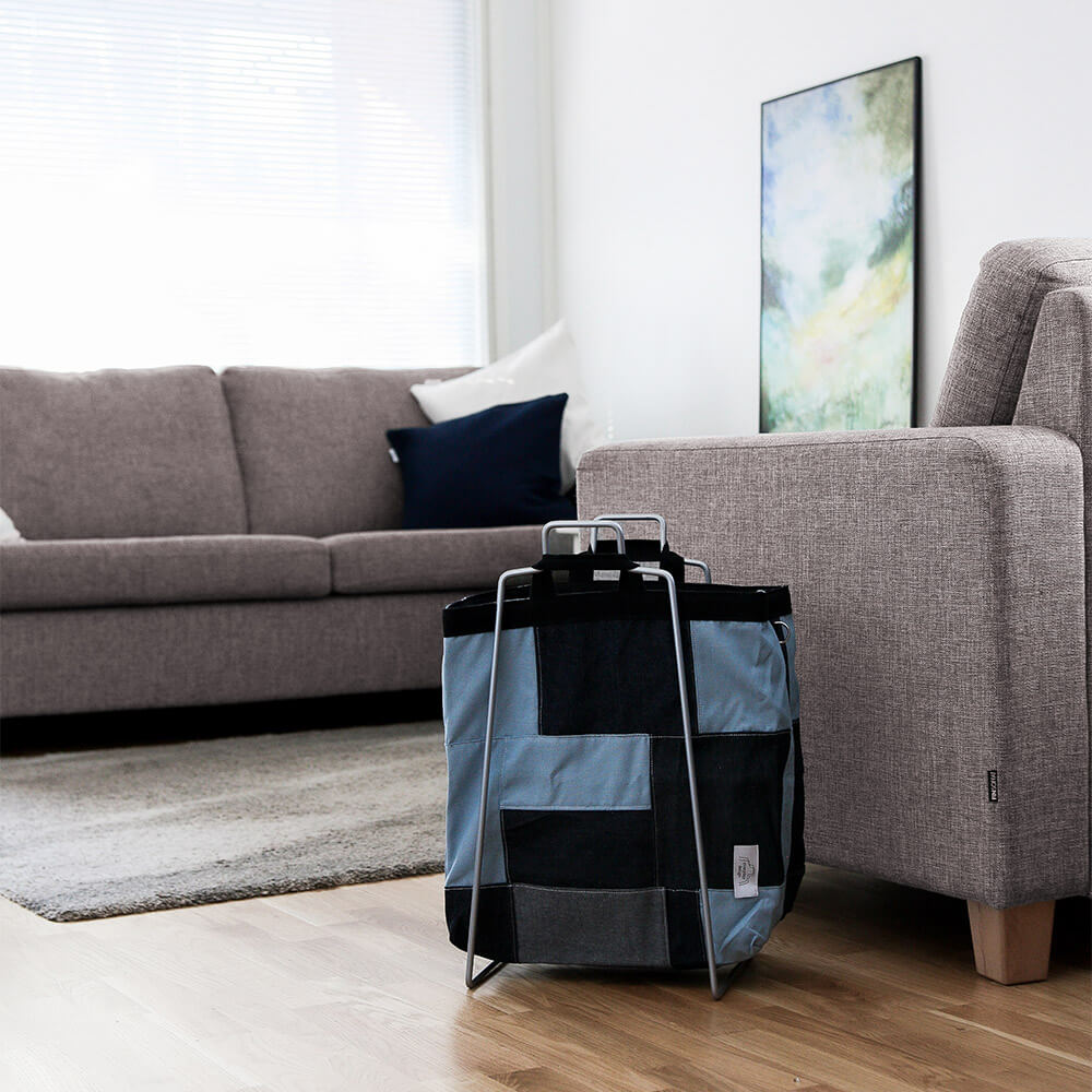 HELSINKI-kassiteline hopea ja farkkukassi