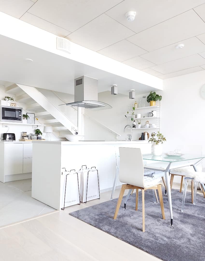 HELSINKI-kassiteline musta