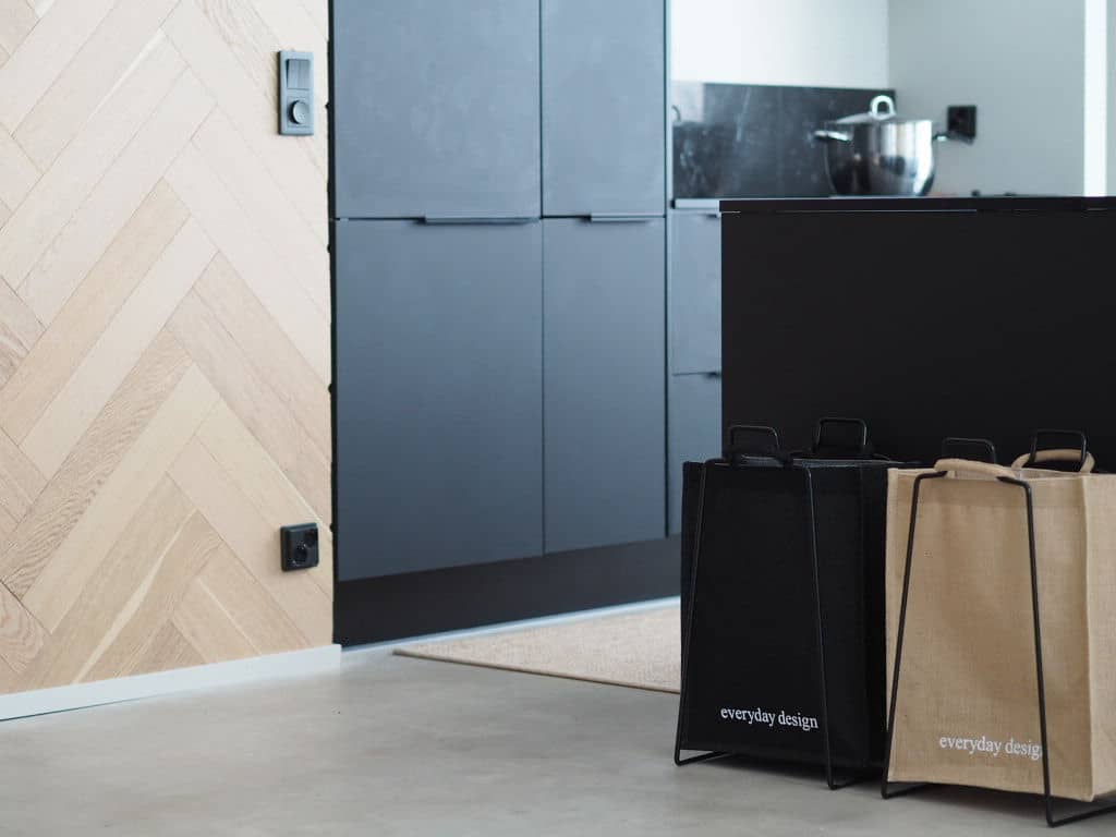 HELSINKI-kassiteline musta