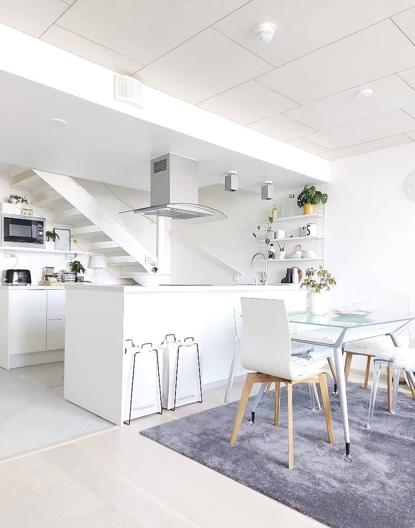 HELSINKI-kassiteline musta