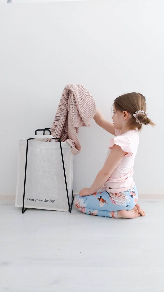 HELSINKI-kassiteline musta