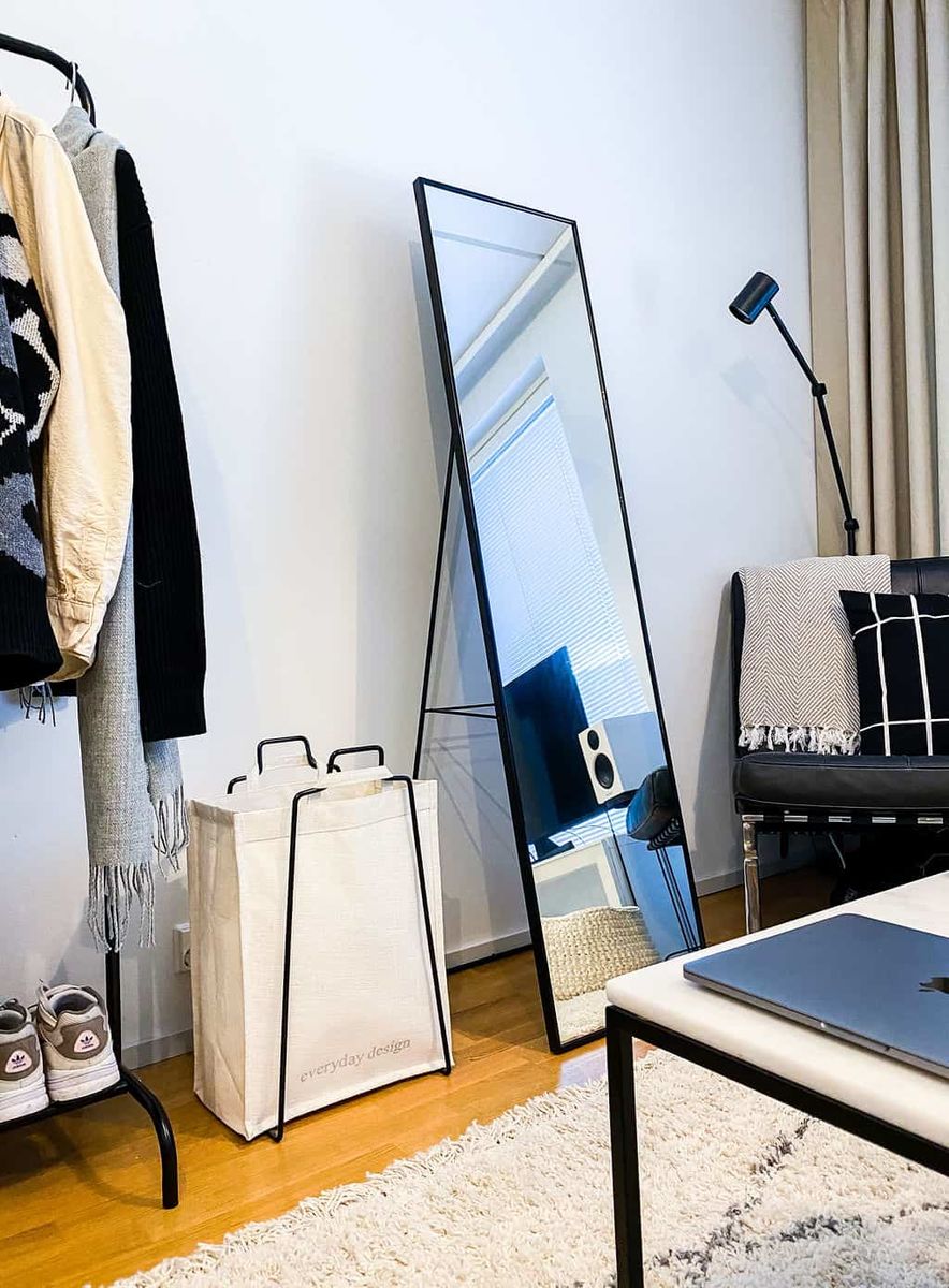 HELSINKI-kassiteline musta