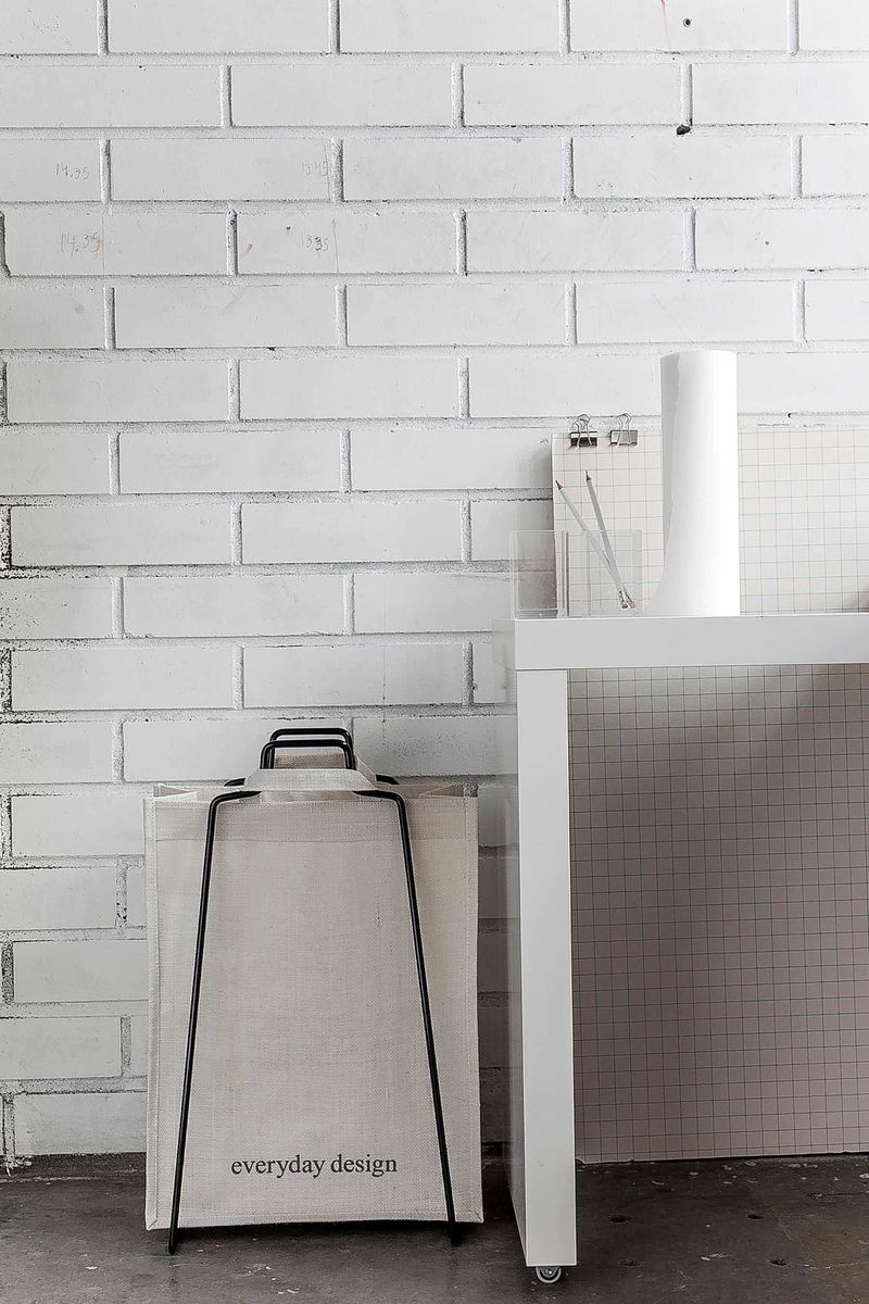 HELSINKI-kassiteline musta