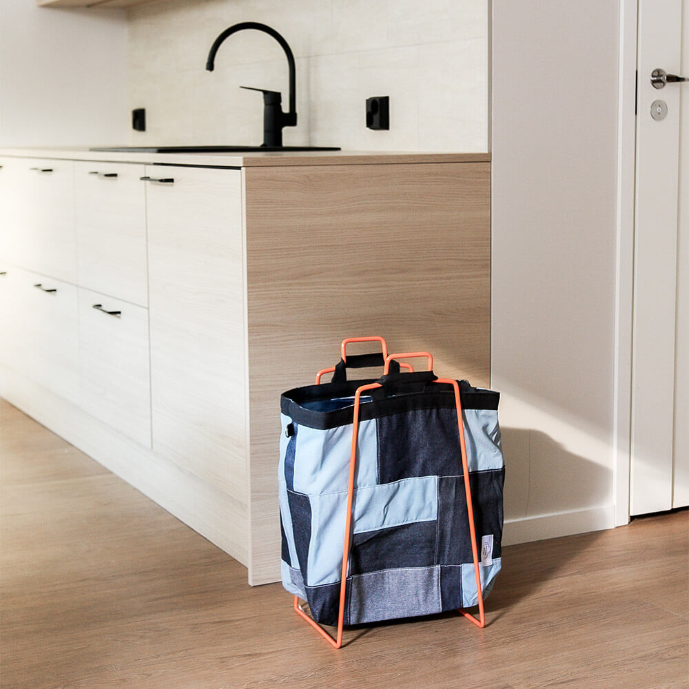 HELSINKI-kassiteline oranssi ja farkkukassi