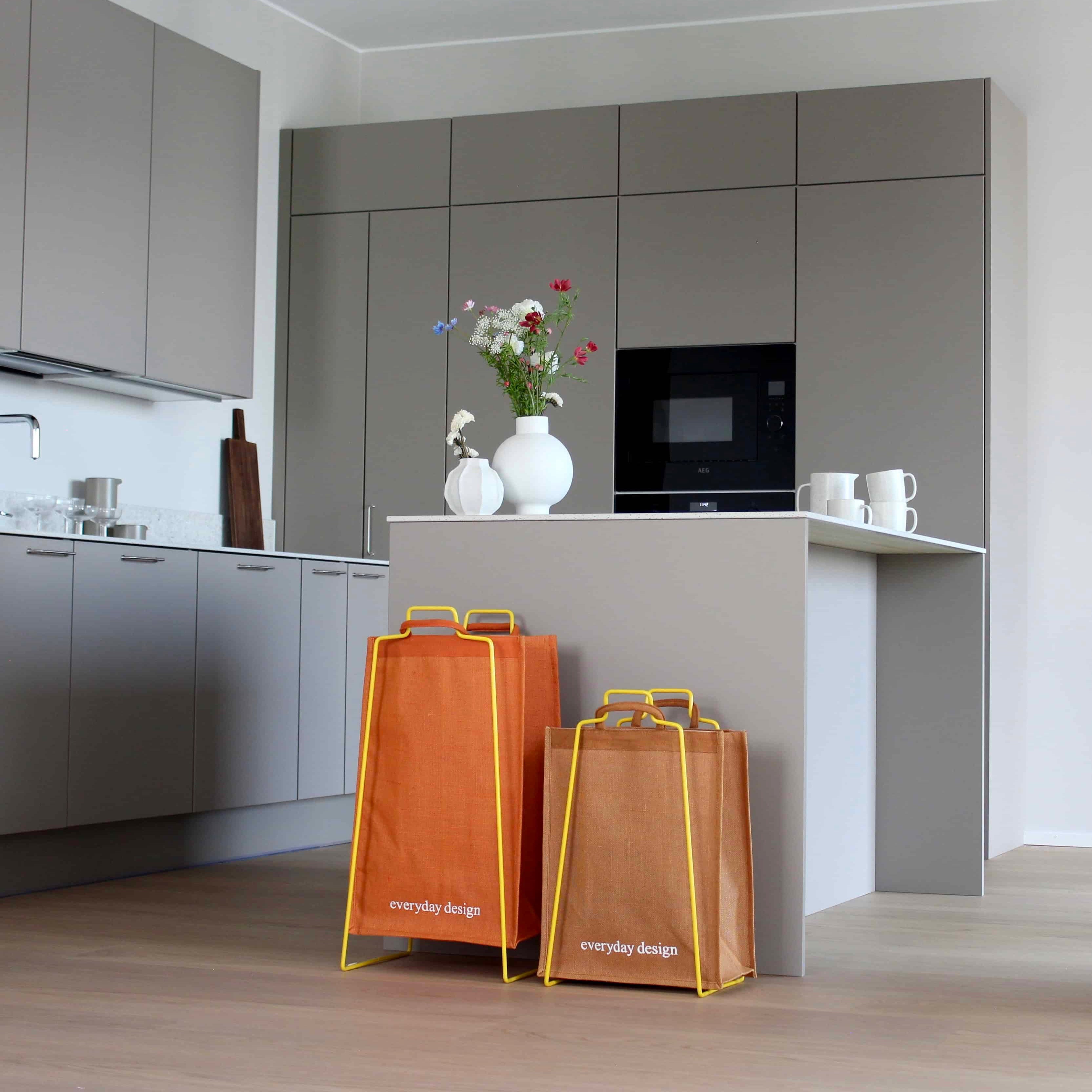 HELSINKI-kassiteline keltainen ja juuttikassi