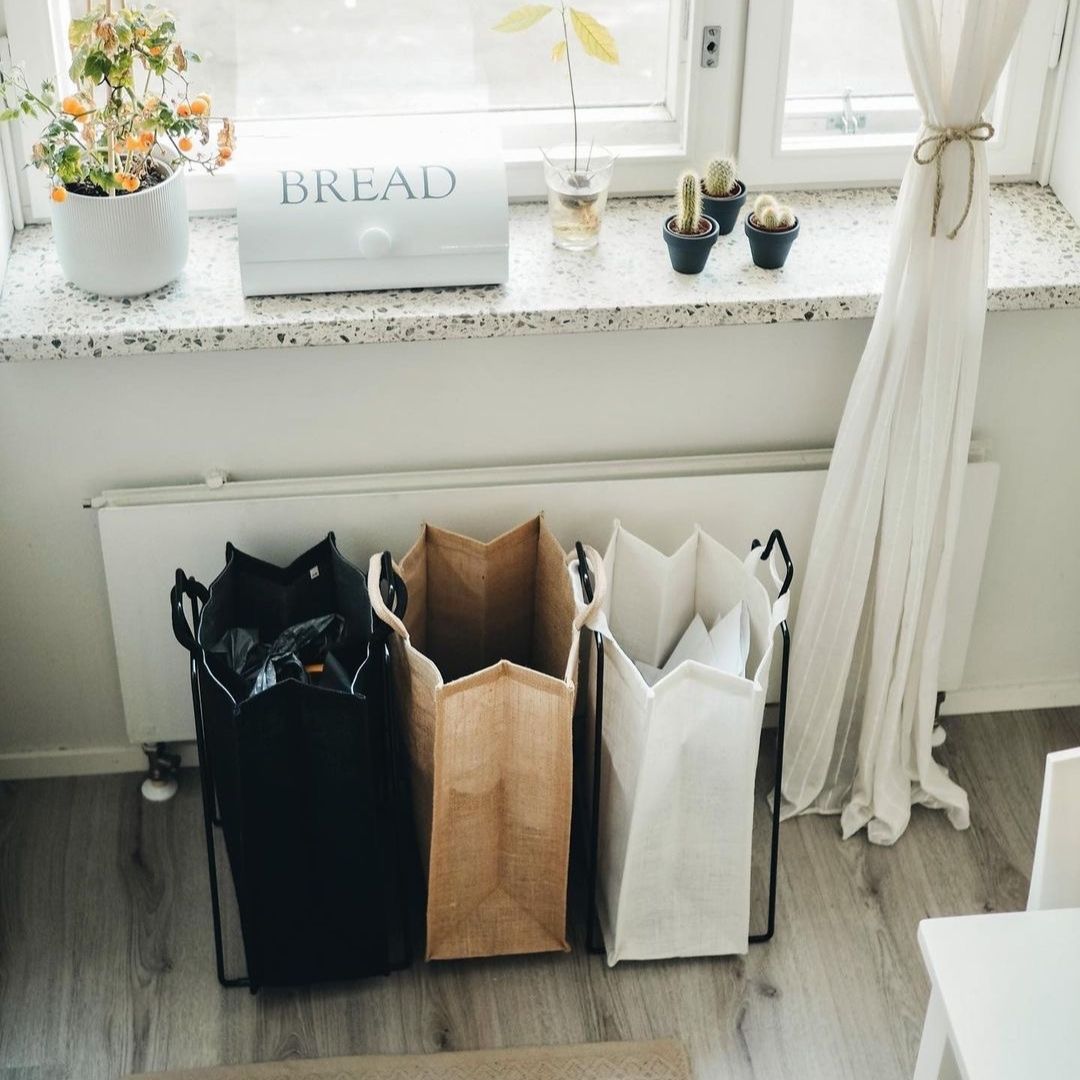 HELSINKI-lajittelupiste musta