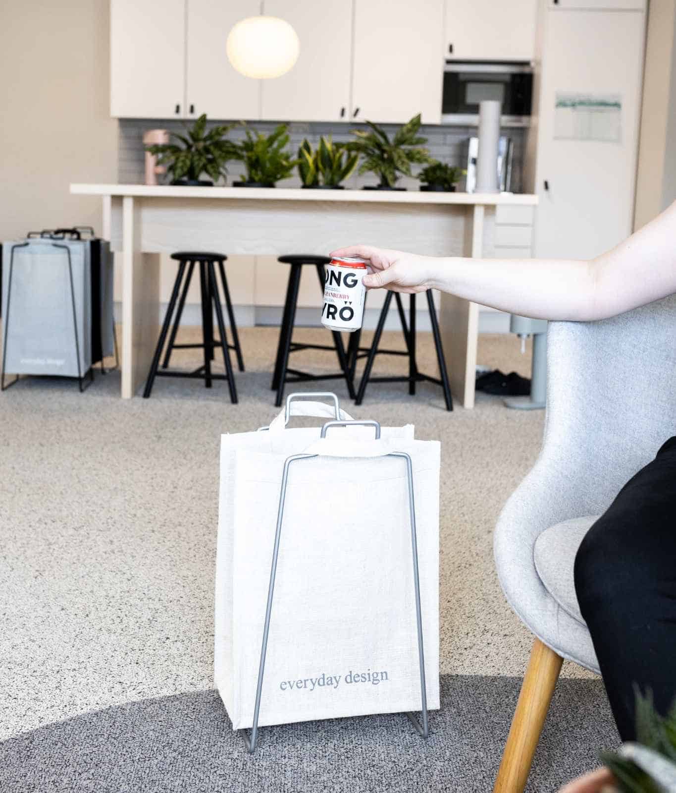 HELSINKI-kassiteline hopea ja juuttikassi